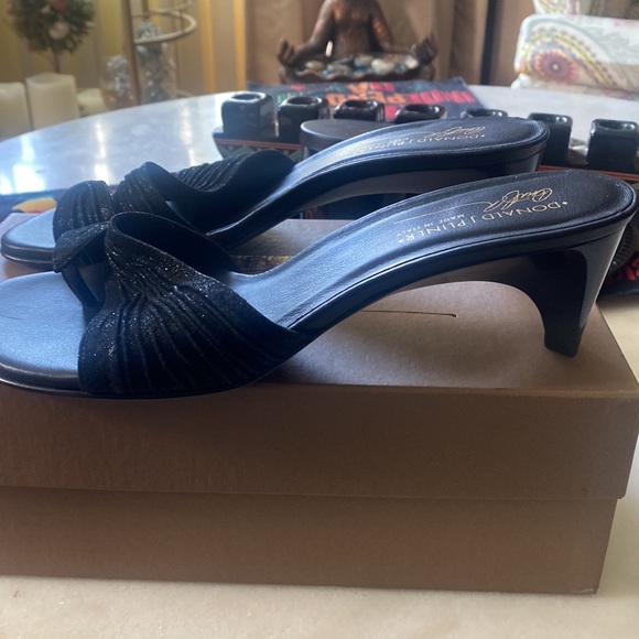 Donald J Pliner’s beautiful black mule,  made in Italy size 9 1/2 - Picture 2 of 5